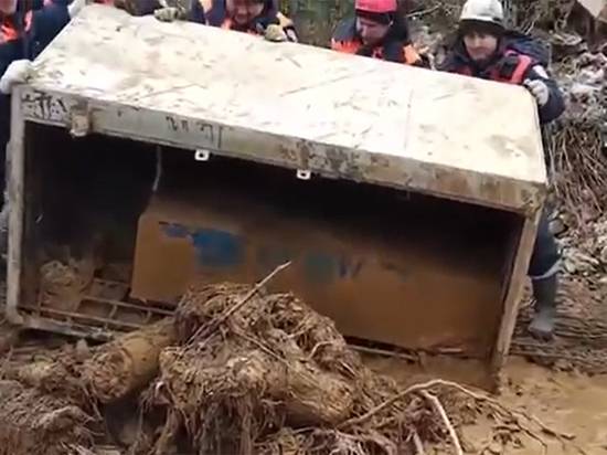 Появилось видео вскрытия сейфа, найденного на месте прорыва дамбы в Щетенкино