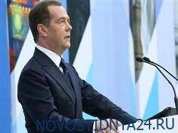 Медведев призвал единороссов отказаться от самовыдвижения