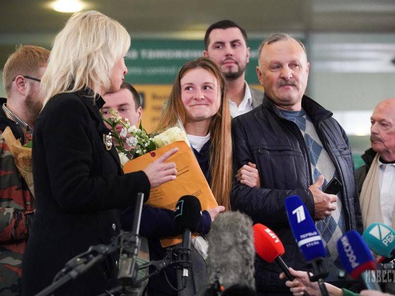 Просидевшая в американской тюрьме россиянка вернулась в Москву