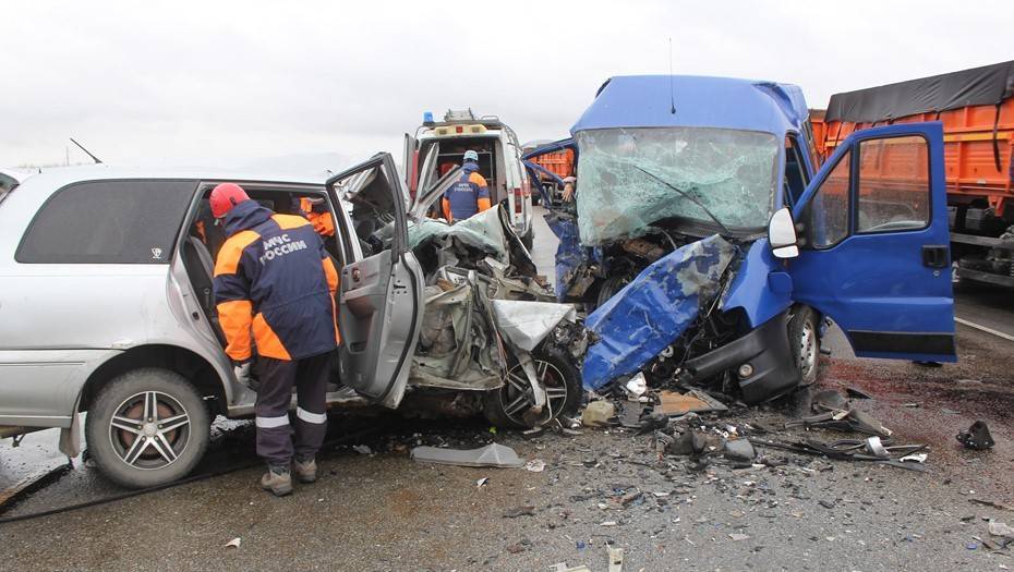 Восемь человек погибли и пять пострадали в лобовом ДТП микроавтобусов на Алтае
