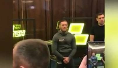 Видео: в Макгрегора бросили бутылку на тренировке в московском отеле