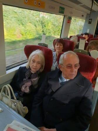 Беременная женщина сказала, что пожилая пара, занявшая места ее семьи в поезде, «вели себя как придурки»