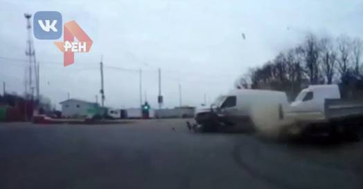 Видео момента столкновения двух микроавтобусов в Рязани