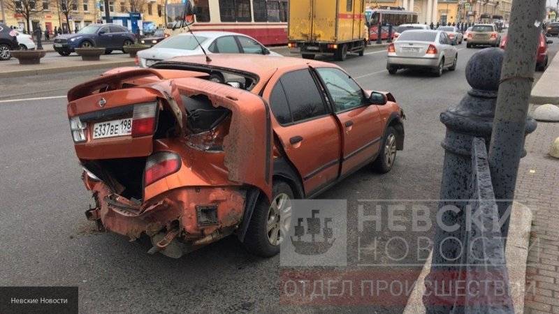 Опубликовано видео с места ДТП в Петербурге, где ретротрамвай раздавил иномарку