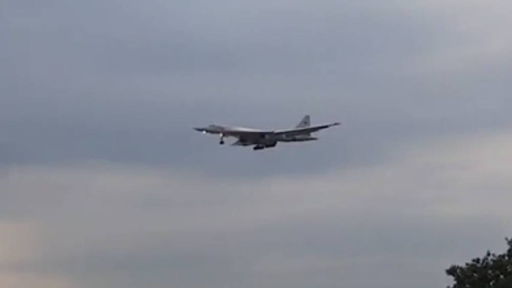 Видео полета российских Ту-160 над Индийским океаном