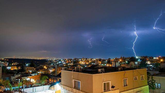 Дожди с грозами привели к отключениям электричества на юге и в центре Израиля