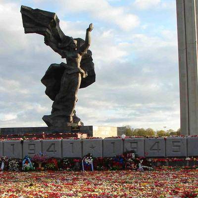 Неизвестные осквернили памятник воинам-освободителям в Риге