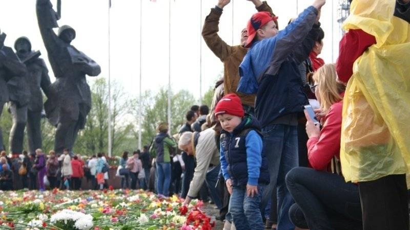 Бывший депутат Европарламента прокомментировал осквернение памятника освободителям в Риге