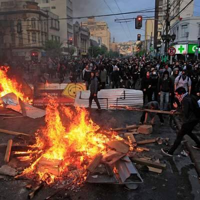 Полиция начала разгонять протестующих рядом с президентским дворцом в Сантьяго