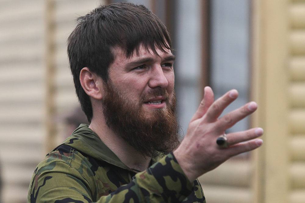 В Чечне передали в полицию видео, на котором бывший мэр Грозного пытает людей электрошокером