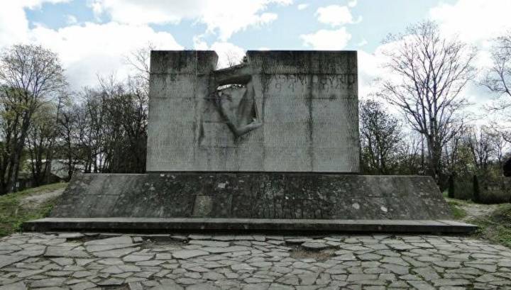 В Латвии и Эстонии осквернены памятники советским воинам