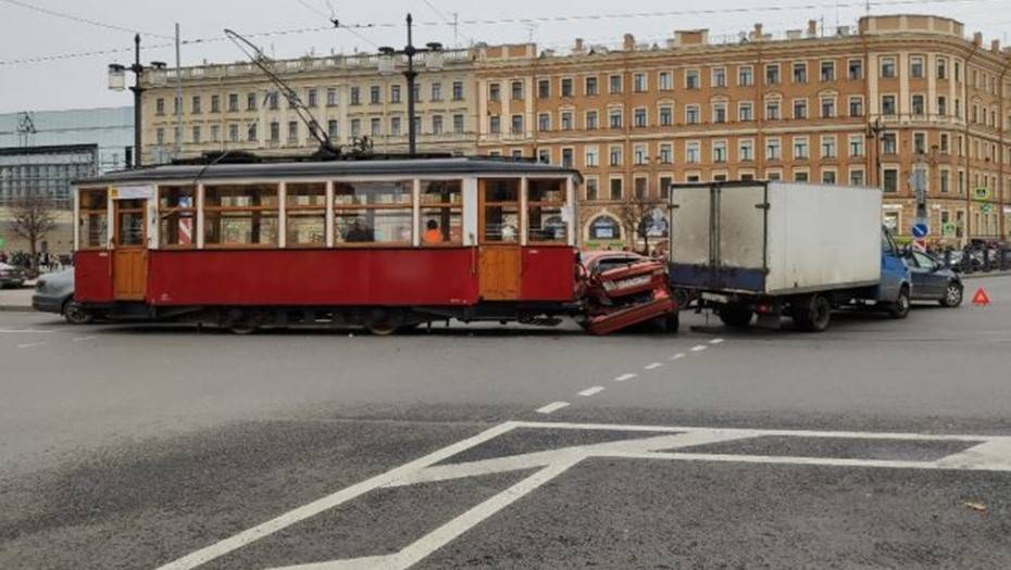 В Петербурге ретротрамвай смял иномарку на Сенной площади