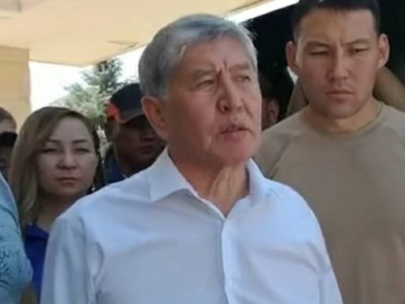 Суд продлил арест экс-президенту Киргизии Атамбаеву