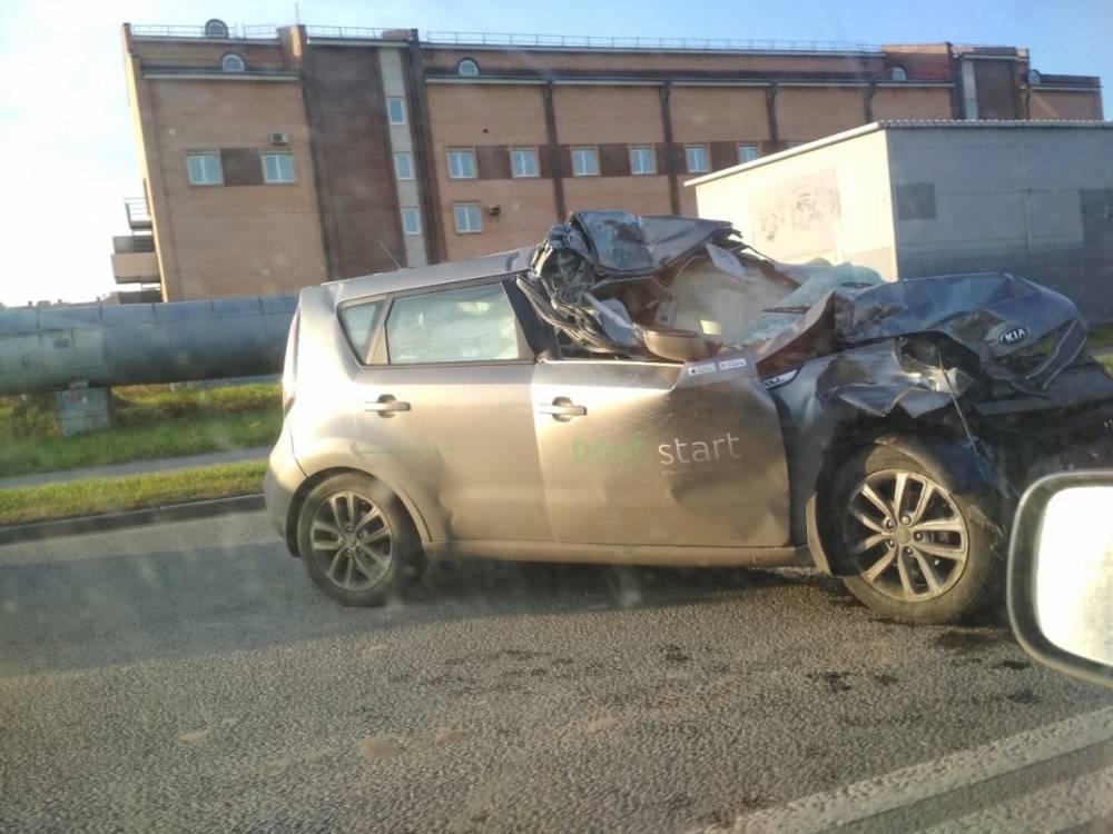 Каршеринговый автомобиль «разложился» на Мебельной улице после столкновения с грузовиком