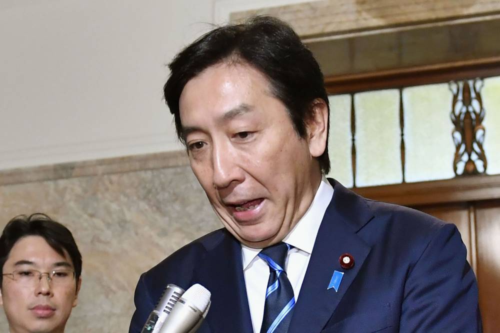 Министр экономики Японии ушел в отставку, извинившись за подкуп избирателей дынями и морепродуктами