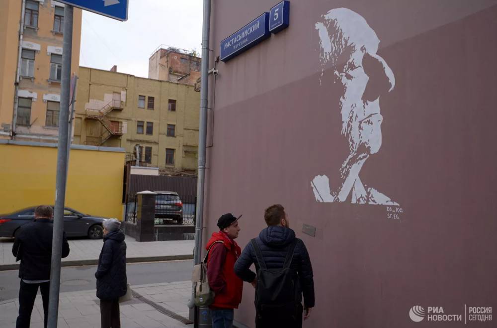 Москвичи призвали сохранить граффити с портретом худрука "Ленкома"