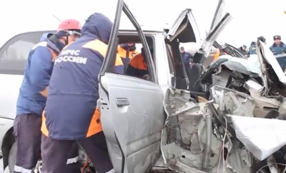Видео: сотрудники МЧС работают на месте серьезного ДТП на Алтае