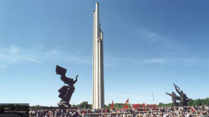 Посольство РФ в Латвии назвало недопустимым осквернение Памятника воинам-освободителям
