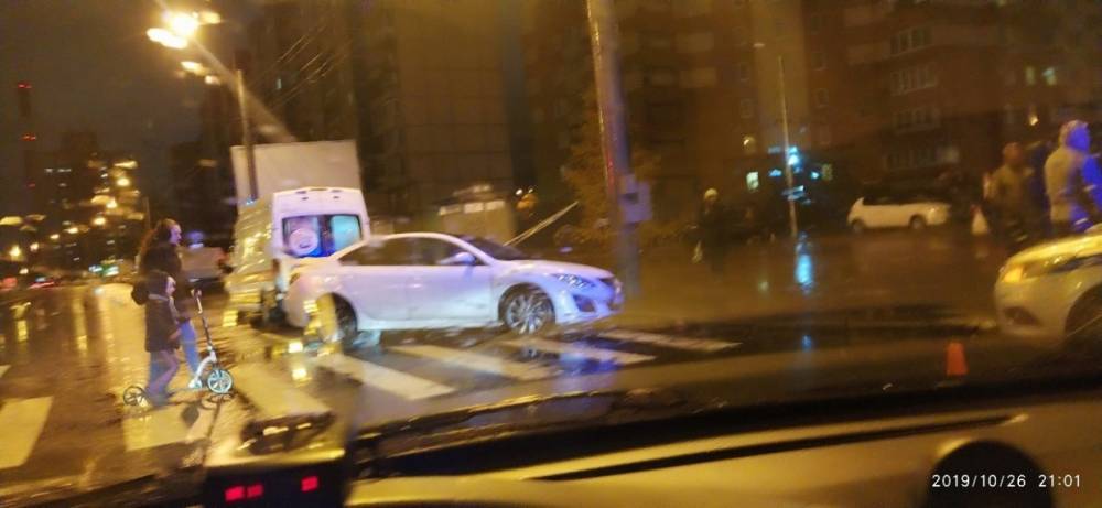 Два автомобиля снесли светофор и задели пешехода на Богатырском проспекте