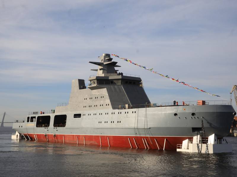 Уникальный боевой ледокол «Иван Папанин» спустили на воду в Петербурге