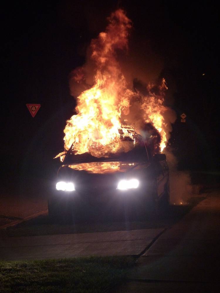 Ночью в Новгородской области сгорели два автомобиля