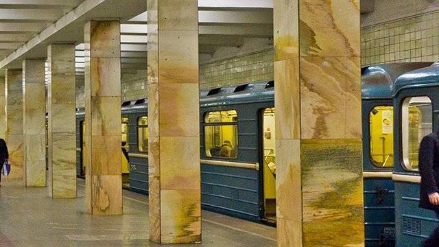 Человек упал на пути на "зеленой" ветке московского метро