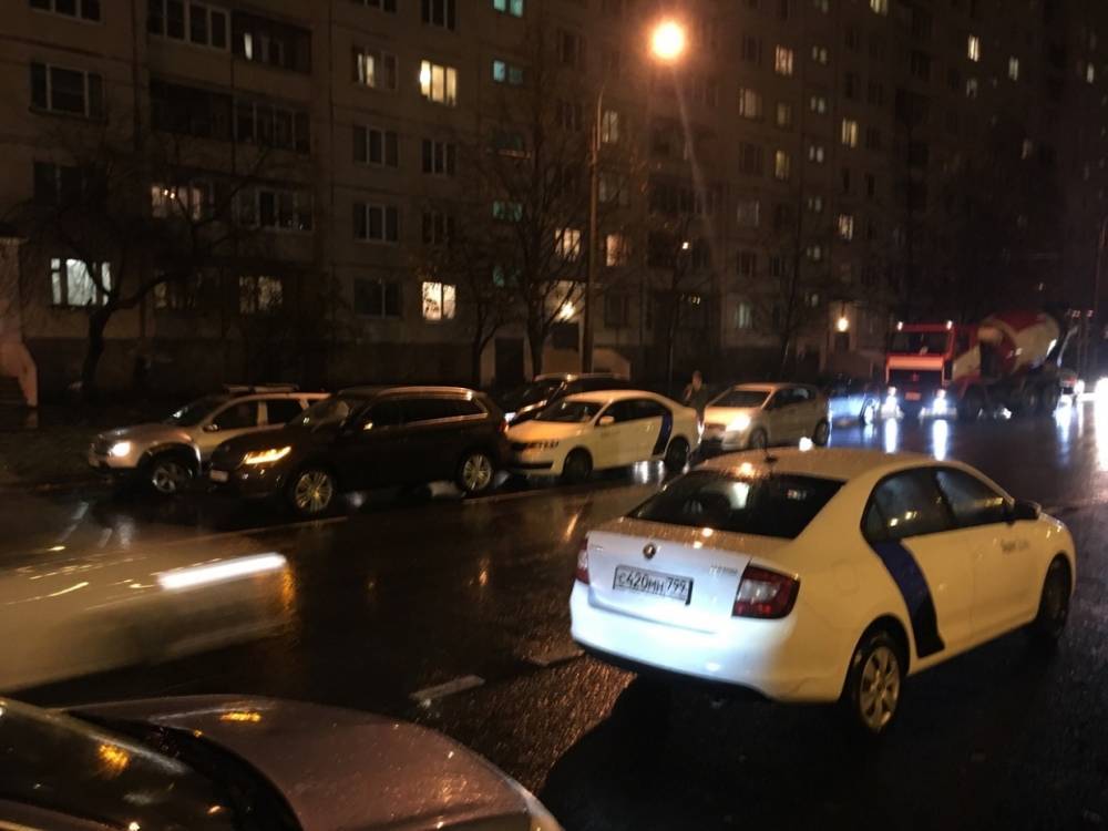 «Тройное» ДТП с машиной «Яндекс.Драйв» на Долгоозерной спровоцировало плотное движение