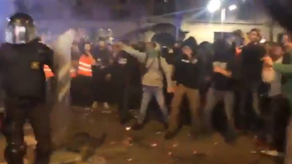 Видео: митингующие бросаются на правоохранителей в Барселоне