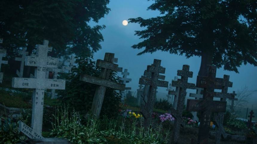 В Курской области кладбище стремительно приблизилось к дому пенсионерки