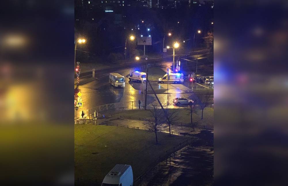 Два человека погибли в результате ДТП с маршруткой на Коломяжском проспекте