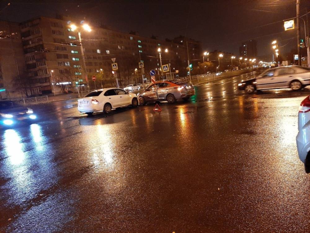 Три автомобиля не поделили перекресток на Будапештской
