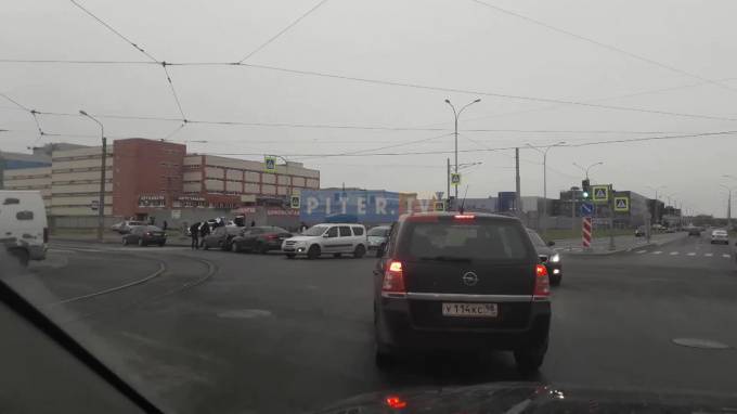 Произошло ДТП с участием трех машин  на углу улицы Стародеревенской и Оптиков