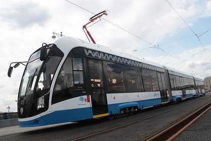 Трамвай в российском городе запустили по заасфальтированным рельсам