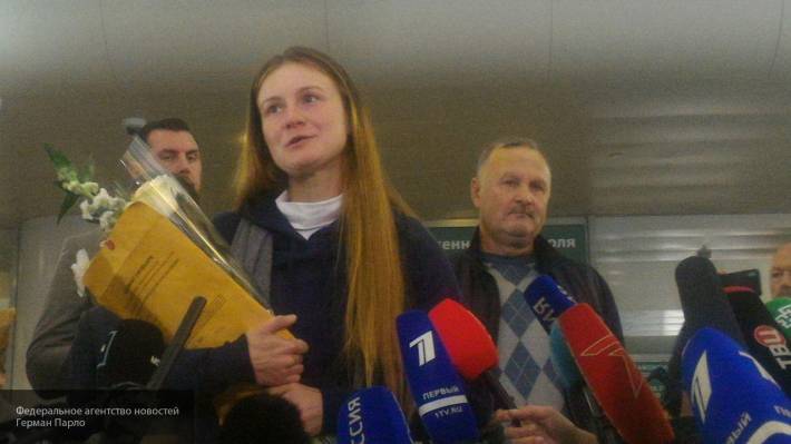 В Сети появились кадры встречи Марии Бутиной с отцом в аэропорту Шереметьево