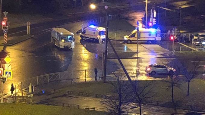 В Приморском районе Петербурга в ДТП с автобусом погибли два человека