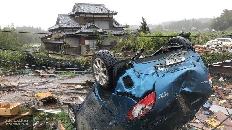 Почти 4,5 тысячи человек не могут вернуться домой после тайфуна в Японии