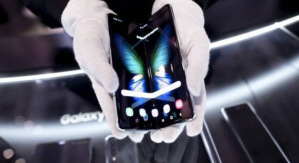 Продажи складного смартфона Samsung Galaxy Fold стартуют в России