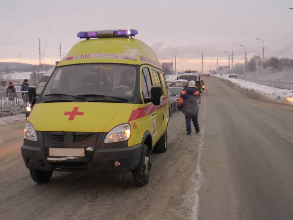 Пенсионер попал под пригородный автобус в Кировске