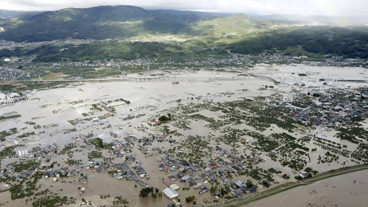 Порядка 4,5 тысяч жителей Японии не могут вернуться домой после тайфуна