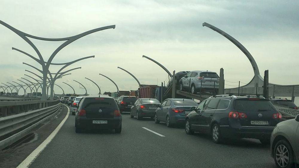 Несколько ДТП привели к многокилометровым пробкам на Мурманском шоссе и КАД в Петербурге