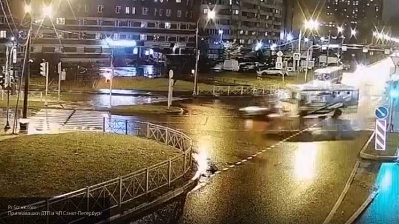 Два человека погибли при ДТП с каршеринговым автомобилем и автобусом в Петербурге