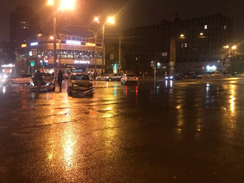 Иномарки столкнулись лоб в лоб возле станции метро «Приморская»