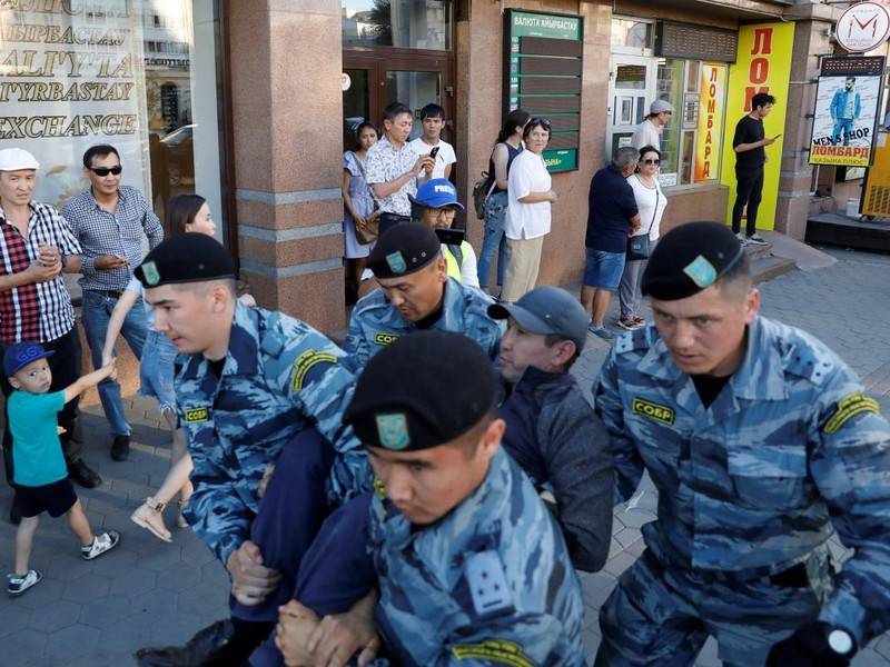Полиция Казахстана задержала более десяти участников митингов