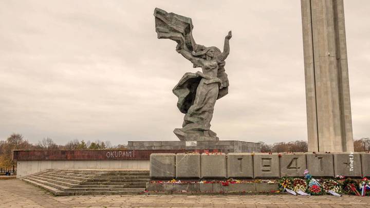 Жители Риги привели в порядок оскверненный памятник освободителям