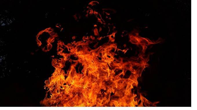 В пожаре на улице Хошимина сгорел мужчина и пострадала женщина