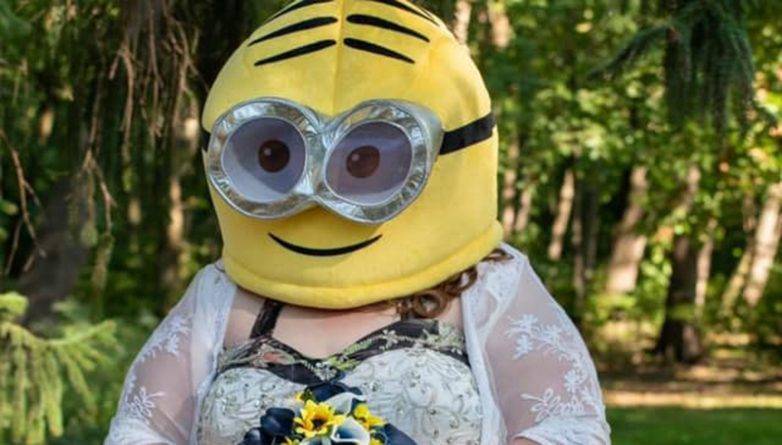 «Худшее, что я видел»: Соцсети раскритиковали свадебное фото, на котором невеста в маске миньона