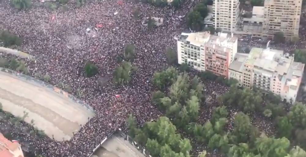 Видео: более миллиона митингующих собрались в столице Чили