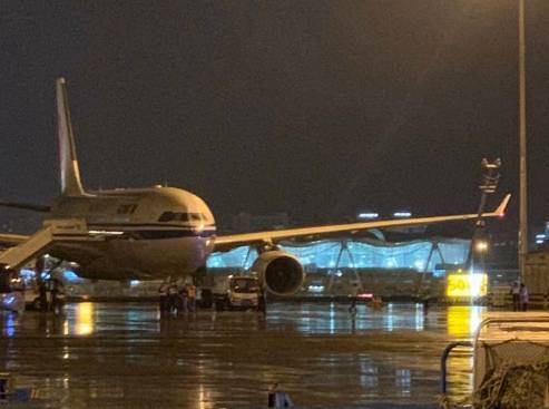 В Китае самолет врезался в фонарный столб