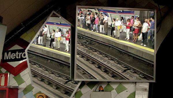 Пассажирка метро увлеклась телефоном и упала под прибывающий поезд