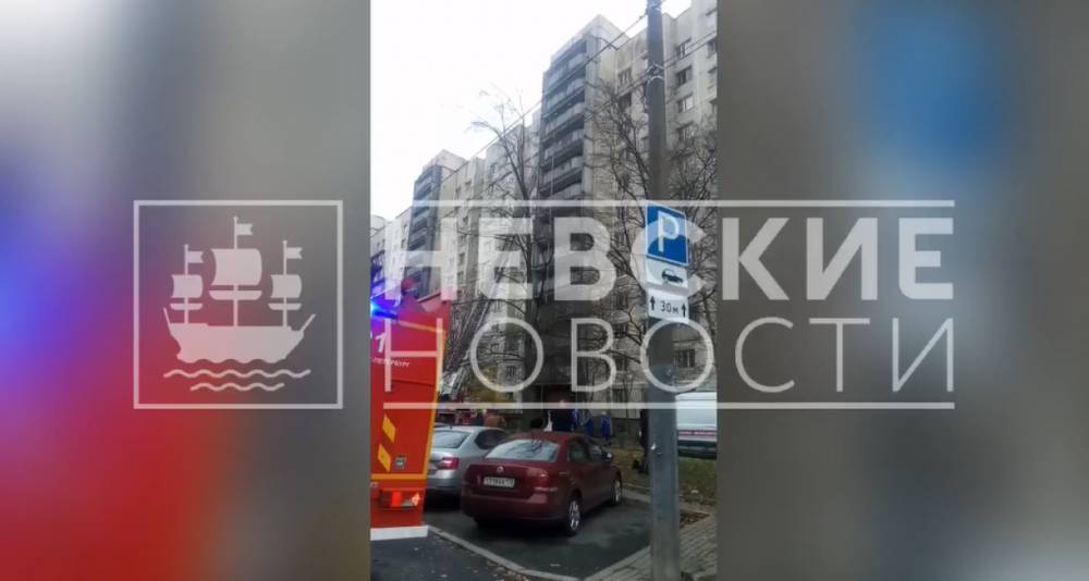 Пожарные более часа тушили квартиру на Хошимина, где погиб мужчина и пострадала женщина
